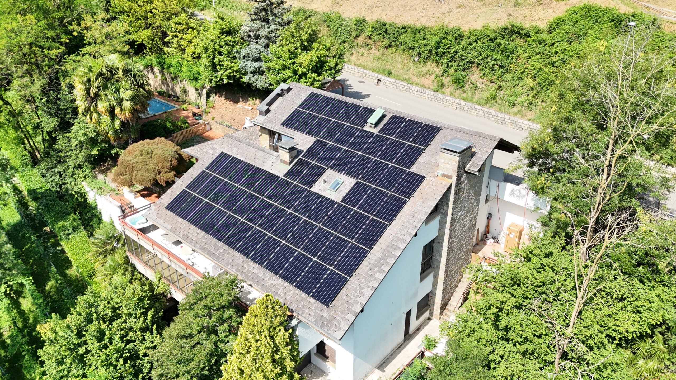 Impianto fotovoltaico su tetto a falde di abitazione privata a Canobbio