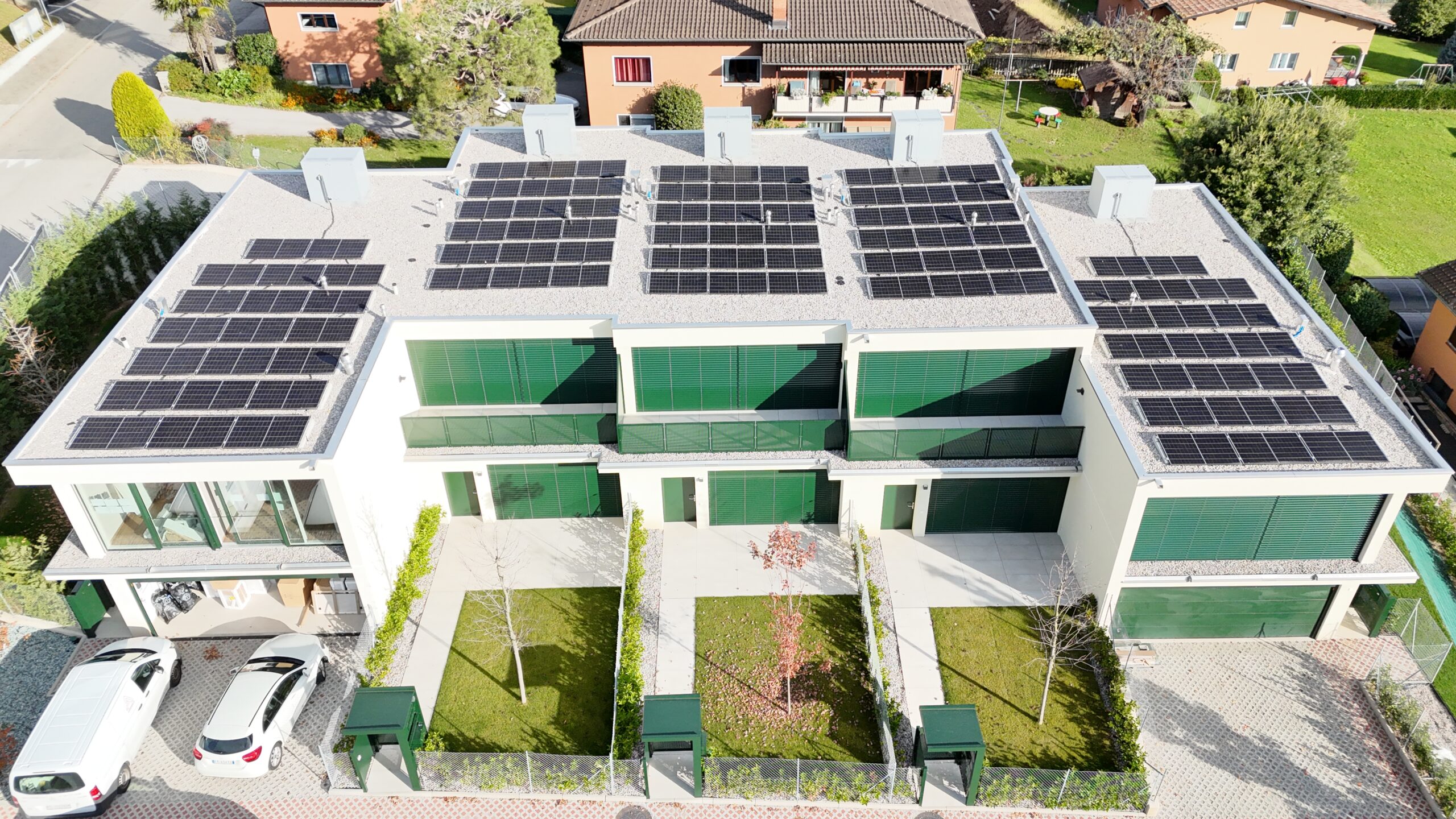 Impianti fotovoltaici su tetti piani di un complesso di cinque ville realizzato con Valeur Concept SA